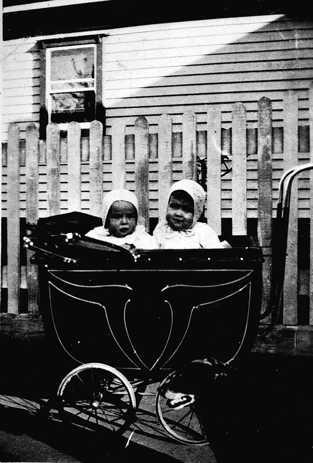 Малыши в коляске возле дома на фотографии 1936 года